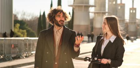 Dos personas manteniendo una conversación