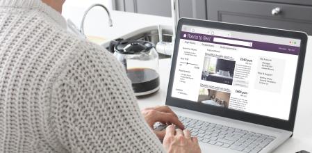 Una persona buscando una habitación para alquilar