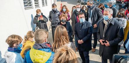 (I-D) La directora de la Escola Santa Maria-ZER Serra Llarg; el presidente de la Generalitat, Pere Aragonés; y el consejero de Educación, Josep González-Cambray, conversan con alumnos en la visita a las obras de rehabilitación de la Escola Santa Maria-ZER Serra Llarg, a 28 de enero de 2022, en Castelló de Farfanya, Lleida, Catalunya (España). Aragonès ha realizado este encuentro tras visitar el Ayuntamiento del municipio leridano de Castelló de Farfanya. 28 ENERO 2022;EDUCACIÓN;COLEGIO;CATALUNYA;ALUMNOS Marc Carnicé/defoto / Europa Press 28/01/2022