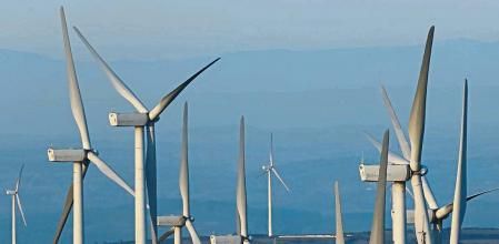 RODEIRO (PONTEVEDRA), 17/01/2022.- Vista general de los molinos situados en el parque eólico de Monte Faro, en Rodeiro, Pontevedra, este lunes. El precio de la electricidad en el mercado mayorista (pool) descenderá mañana, martes, un 8,9 %, para situarse en 222,73 euros/megavatio hora (MWh), según los datos del Operador del Mercado Ibérico de la Electricidad (OMIE). EFE/Lavandeira jr