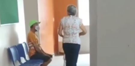Una mujer ata a su marido con una cuerda y lo lleva a un hospital para que se vacune