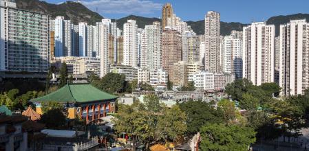 El Templo Wong Tai Sin, abajo a la izquierda, frente a edificios en Hong Kong, China, el domingo 30 de enero de 2022. Hong Kong negó que las críticas a la política estricta de la ciudad para impulsar cero casos de covid-19 sean ilegales bajo un amplia ley de seguridad nacional que ha silenciado la disidencia en la antigua colonia británica. Fotógrafo: Chan Long Hei/Bloomberg