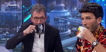 Pablo Motos descubre la bebida que esconden sus tazas cuando Sebastián Yatra acude a 'El hormiguero'