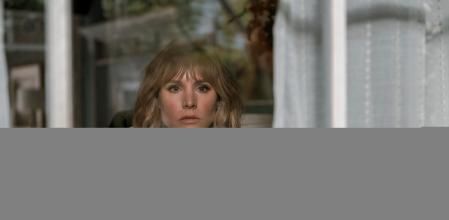 Kristen Bell, la mujer que mira por la ventana.