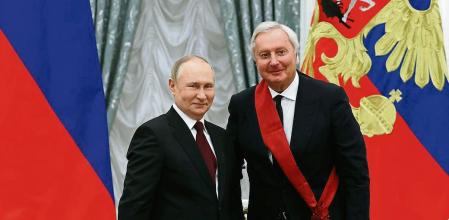 Moscow (Russian Federation), 02/02/2022.- Russian President Vladimir Putin (L) and Director General of the Public Television of Russia (OTR), Vitaly Ignatenko (R), who was awarded the highest degree of the Order for Services to the Fatherland, attend a ceremony to present the highest state decorations at the St. Catherine Hall in the Kremlin in Moscow, Russia, 02 February 2022. (Italia, Rusia, Moscú) EFE/EPA/SERGEY KARPUHIN / KREMLIN POOL / SPUTNIK / MANDATORY CREDIT
