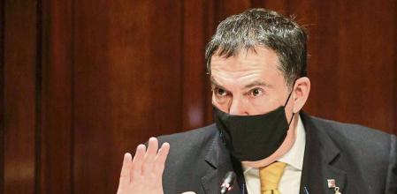 BARCELONA, 02/02/2022.- El diputado de JxCat Jaume Alonso-Cuevillas preside la Comisión del Estatuto de los Diputados que ha elaborado el dictamen sobre la situación del diputado Pau Juvillà a raiz el acuerdo de la JEC del 27 de Enero. EFE/ Quique García