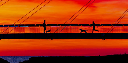Candilazo al amanecer en el Puente de la Armada Española en Fuengirola.