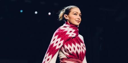 Gigi Hadid con diadema en zigzag en el desfile de Prabal Gurung en febrero de 2018