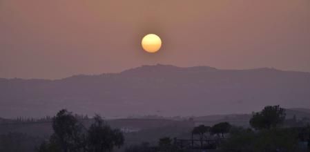 El efecto de la calima sobre un atardecer en Mijas, Málaga.