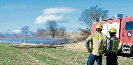 Bombers en una zona cremada per l'incendi de Peralada