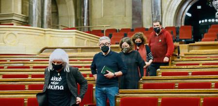 GRAFCAT2323. BARCELONA, 03/02/2022.- Los diputados de la CUP abandonan el hemiciclo tras el pleno extraordinario de la cámara catalana en el que se ha aprobado un dictamen, pactado por las fuerzas independentistas, que avala mantener el escaño al diputado de la CUP Pau Juvillà, pero al mismo tiempo ha dejado de tratarlo como un parlamentario más. EFE/Toni Albir