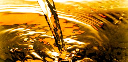 El aceite de oliva nos permite eliminar restos de pegatinas incrustados en la chapa o en el cristal del coche