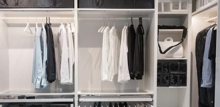 Armario cápsula, un armario lleno de prendas básicas.