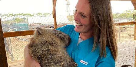 Esta veterinaria triunfa en redes mostrando cómo es su apasionante vida de aventuras en un minuto