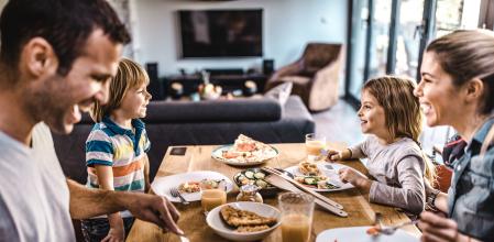 Familia comiendo en la mesa