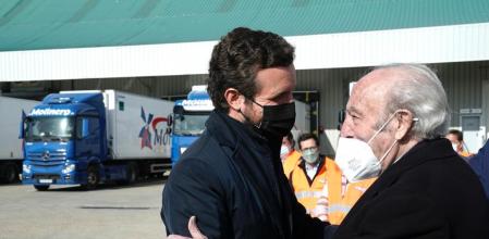 El presidente del PP, Pablo Casado, visito una  fábrica en la provincia de Soria, donde coincidió con Emiliano Revilla, empresario secuestrado por ETA en 1988