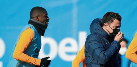 GRAF4079. SANT JOAN D´ESPÍ (BARCELONA), 22/01/2022.- El delantero francés Ousmane Dembele (i) junto a su entrenador, Xavi Hernández (d), durante el entrenamiento del primer equipo del FC Barcelona, previo al enfrentamiento de liga contra el Alavés. EFE/ Enric Fontcuberta.