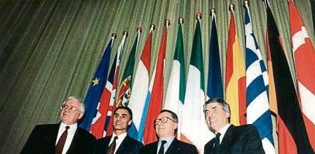 Maastricht (Holland), 7-2-1992.- SIGNING OF THE TREATY ON THE EUROPEAN UNION. Egon Krenz (chairman of the European Parliament), Portugese Primer minister Cavaco Silva, Jacques Delors (chairman of the European Commite) an Dutch Prime minister Ruud Lubbers after the signing of the Treaty and the Final Act at the Provinciehuis in Maastricht. ANP