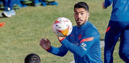 GRAF2041. MAJADAHONDA (MADRID), 05/02/2022.- El delantero uruguayo Luis Suárez, durante el entrenamiento del Atlético de Madrid hoy sábado en la Ciudad Deportiva Wanda en Majadahonda, Madrid. EFE/Rodrigo Jiménez