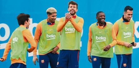 GRAF2028. BARCELONA, 05/02/2022.- El defensa del FC Barcelona, Gerard Piqué (3i) junto con el defensa uruguayo Ronald Araújo (2i), el delantero francés Ousmane Dembélé (4d) y el centrocampista Sergio Busquets (3d) durante el entrenamiento del equipo este sábado en la ciudad deportiva Joan Gamper. EFE/Alejandro García