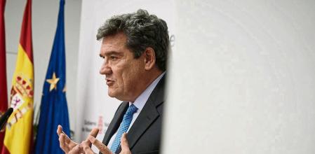 El ministro de Inclusión, Seguridad Social y Migraciones, José Luis Escrivá, en una rueda de prensa después de su reunión con la presidenta de Navarra, en el Palacio de Navarra, a 4 de febrero de 2022, en Pamplona, Navarra (España). El encuentro, donde han firmado un convenio de colaboración, forma parte de los actos que el ministro está realizando por la región. ESPAÑA;PAMPLONA;NAVARRA;IRUÑA;EUROPA PRESS;SANZ NIETO Eduardo Sanz / Europa Press 04/02/2022