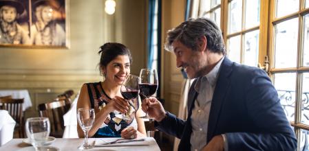 Una pareja cenando en un restaurante