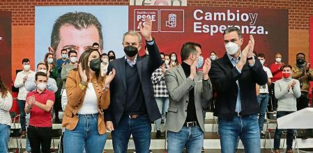 El presidente del Gobierno, Pedro Sánchez (1d), el expresidente del Gobierno, José Luis Rodríguez (2i) y el candidato del PSOE a la presidencia de Castilla y León, Luis Tudanca (2d), en un acto de campaña electoral, en el Pabellón de la Torre de León, a 6 de febrero de 2022, en León, Castilla y León (España). Sánchez y Zapatero han visitado León para apoyar a los candidatos del PSOE para las elecciones autonómicas para la Junta de Castilla y León el próximo 13 de febrero. 06 FEBRERO 2022 Secundino Pérez / Europa Press 06/02/2022