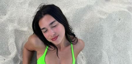 Dua Lipa con el bikini que estará de moda este verano