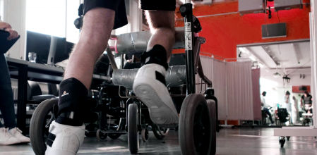 Tras recibir el implante de electrodos, los pacientes con lesión medular deben realizar un largo trabajo de fisioterapia y rehabilitación