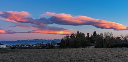 Nubes lenticulares con el color del candilazo del amanecer.