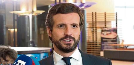 BRUSELAS (BÉLGICA), 07/02/2022.- El presidente del PP, Pablo Casado, ofrece declaraciones a la prensa desde el Parlamento Europeo en Bruselas, tras reunirse con su presidenta Roberta Metsola este lunes, en las que criticó que el Gobierno haga un uso 