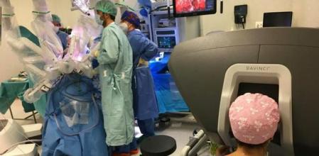 Momento de la cirugía robótica