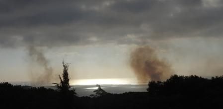 Humo subiendo al cielo.