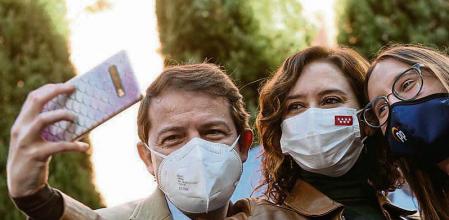 VALLADOLID, 08/02/2022.- El candidato del PP a la presidencia de la Junta de Castilla y León. Alfonso Fernández Mañueco y la presidenta de la Comunidad de Madrid, Isabel Díaz Ayuso (c), se fotografían con una simpatizante una comida-mitin con afiliados del partido de Valladolid. EFE/NACHO GALLEGO