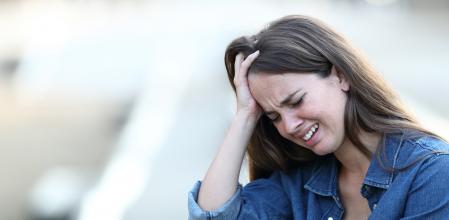 Una mujer triste llora en la calle