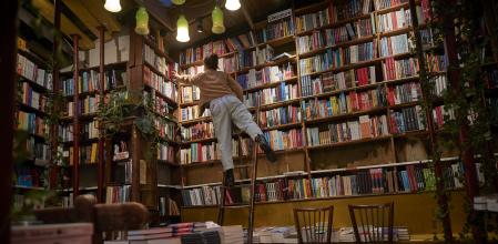 Mujer escogiendo un libro en una librería