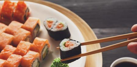 El wasabi envasado que tomamos en Europa con el sushi generalmente es una mezcla de la raíz con otros ingredientes