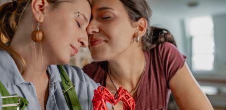 Dos mujeres celebrando el día de San Valentín