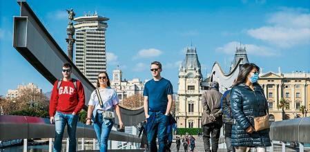 foto XAVIER CERVERA 10/02/2022 en la bajada de la sexta ola por la covid (pandemia coronavirus) se aligeran, eliminan, restricciones ...una d ellas es la d llevar mascarrilla en la calle, espacio abierto (puente maremagnum, ciutat vella, barcelona)