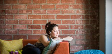 Mujer escuchando un audiolibro