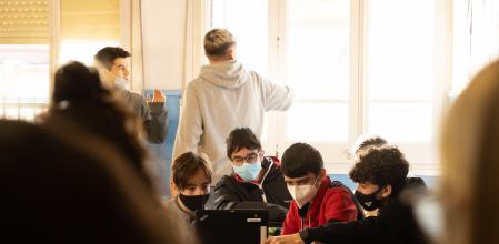 Foto a la escuela Fedac de sant Andreu. En un aula de 4º de ESO hay una pizarra donde pone que 