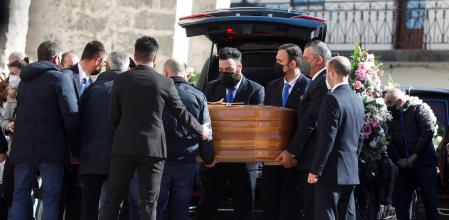 Amigos y familiares portan el cuerpo sin vida de Esther López, mujer que estuvo desaparecida durante 25 días y que apareció muerta en las cercanías de Traspinedo, municipio en el que residía, sin saberse las causas del fallecimiento a su llegada al funeral celebrado este miércoles.