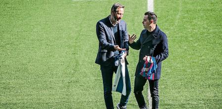 foto XAVIER CERVERA 11/02/2022 Xavi Hernandez y Vicente Moreno se citan para el derbi de la liga en el RCDE stadium VISITA DE CORDIALIDAD Los técnicos del Barça y Espanyol se fotografían en Cornellà antes del partido del domingo Derbi, derbi y derbi. Los entrenadores del Barcelona y el Espanyol ya solo piensan en el derbi. Vicente Moreno ejerció de anfitrión de Xavi Hernández en el estadio de Cornellà, donde el egarense jugó (6 partidos, 4 victorias, 2 empates y 1 gol) y que ahora conocerá desde el otro lado de la banda. Hubo cordialidad y buena química entre ambos (dos hombres de fútbol) en la protocolaria y tradicional fotografía en las horas previas del Espanyol-Barça del domingo.