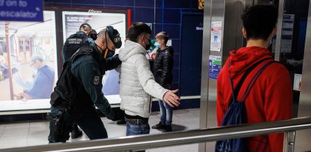 Un agente de la Guardia Civil cachea a un joven en un control para prevenir la violencia entre bandas juveniles, en la estación de metro de Arganda del Rey, a 11 de febrero de 2022, en Arganda del Rey, Madrid (España). Un total de 500 guardias civiles se han desplegado en varios barrios y municipios de Madrid en un plan preventivo contra las bandas juveniles violentas. La delegada del Gobierno en Madrid ha señalado hoy que la Guardia Civil no tiene detectada actividad de pandilleros en estos municipios, pero sí movimientos de ellos, ya que son accesibles a la capital a través de los medios de transportes.
11 DE FEBRERO DE 2022;MADRID;BANDAS;DELINCUENCIA;BANDAS LATINAS;ASESINATOS;CONTROL;SEGURIDAD;GUARDIA CIVIL
Alejandro Martínez Vélez / Europa Press
11/02/2022