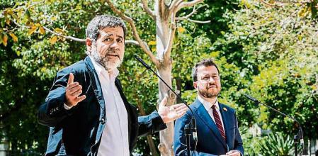 foto XAVIER CERVERA 17/05/2021 ERC y Junts crean un espacio de coordinación y consenso para la estrategia independentista LA NUEVA LEGISLATURA CATALANA Ambas formaciones se comprometen a reformular el Consell per la República, que no asumirá el liderazgo de la hoja de ruta soberanista | Sànchez garantiza el apoyo a Aragonès aunque las bases no avalen el pacto Poco más de tres meses han tardado Esquerra y Junts per Catalunya para ponerse de acuerdo. Las negociaciones se han desatascado finalmente este fin de semana tras dos reuniones entre el candidato a la presidencia de la Generalitat y coordinador nacional de los republicanos, Pere Aragonès, y el secretario general de JxCat, Jordi Sànchez, que tenía un permiso penitenciario. Durante las conversaciones, los dos dirigentes han dejado para más adelante la estrategia independentista y el Consell per la República -cuestiones que tensionaron el diálogo hasta el punto de romperlo- pero se ha llegado a un compromiso para crear un nuevo espacio de coordinación y dirección estratégica que conformarán las dos formaciones independentistas mayoritarias junto a la CUP, Òmnium Cultural y la Assemblea Nacional Catalana (ANC). Mientras funcione este nuevo organismo, se reformará el Consell per la República, que finalmente no asumirá la dirección y el liderazgo en este sentido, tal y como avanzó este diario.