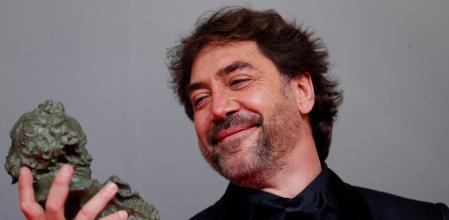 Javier Bardem mira feliz a su 'cabezón' al mejor actor