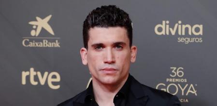 Jaime Lorente en la alfombra roja de los Goya 2022