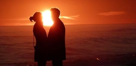 Unidos por el sol en la playa de Gavà.
