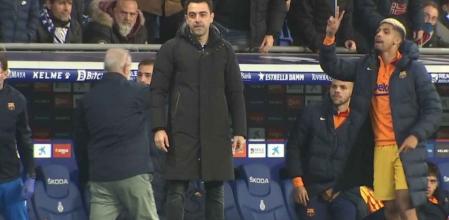 Ronald Araújo se dirige a Melamed en el Espanyol - Barça para decirle 