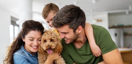 Una familia juega con su nuevo perro